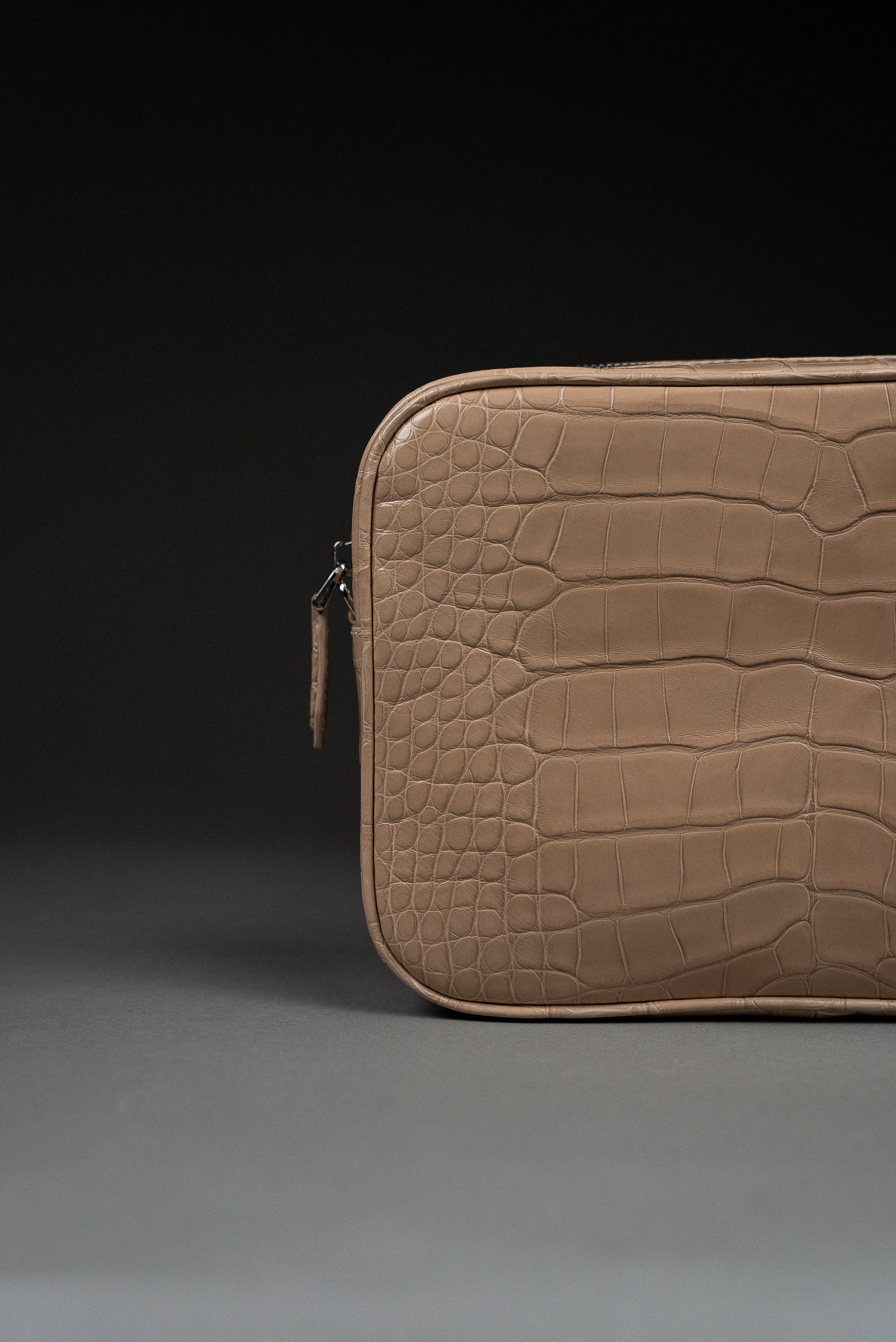 Сумка кросс-боди из глянцевого крокодила 