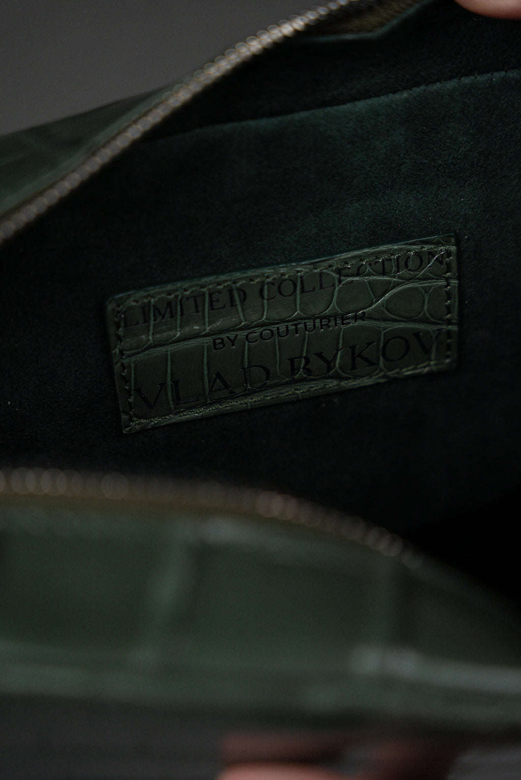 Сумка кросс-боди из глянцевого крокодила 