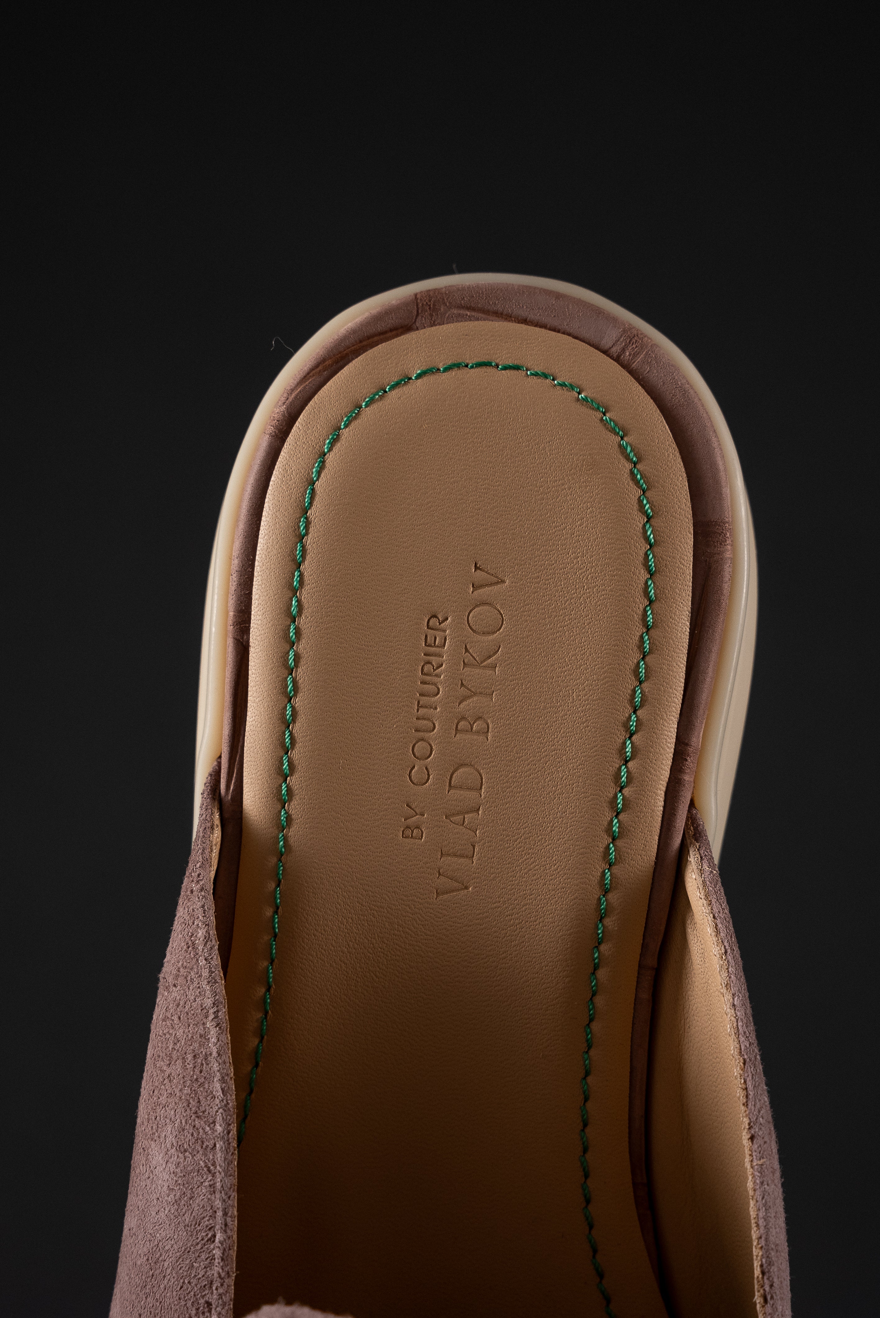 Мюли из мягкой итальянской замши с кисточками из нубукового крокодила