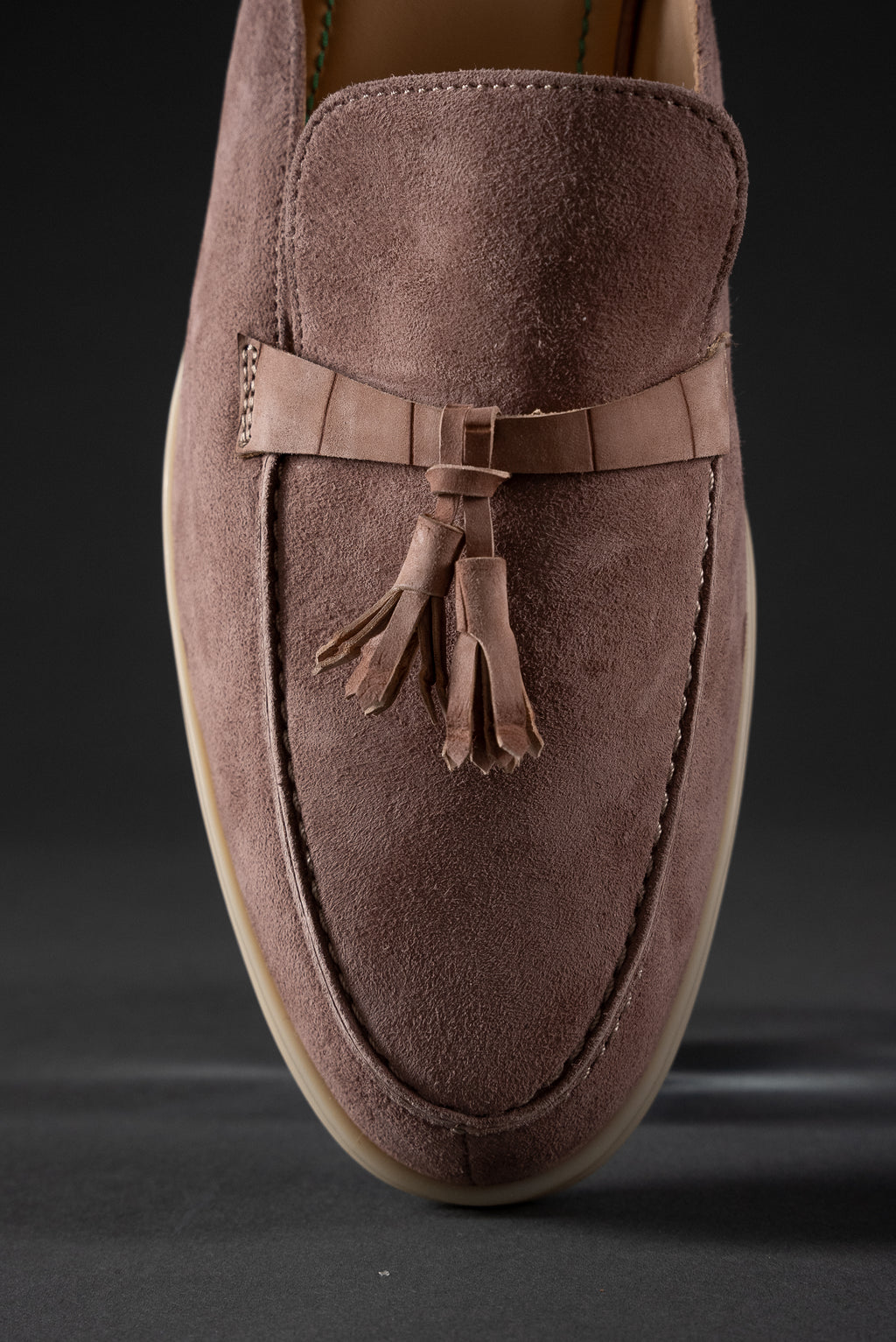 Мюли из мягкой итальянской замши с кисточками из нубукового крокодила